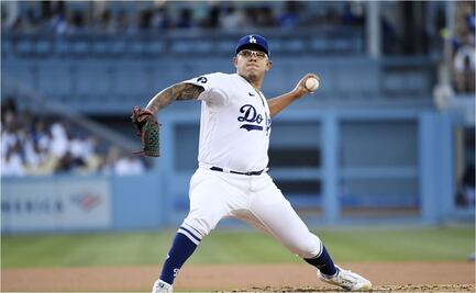 Julio Urías levanta la mano para el Cy Young