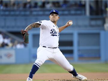 Julio Urías levanta la mano para el Cy Young