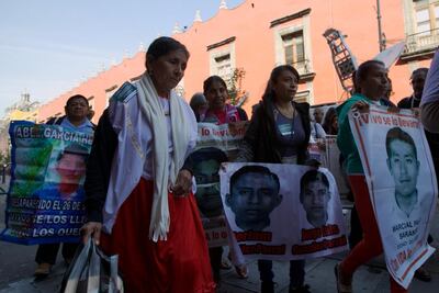 Padres de los 43 normalistas llegan a Palacio Nacional para reunión con AMLO