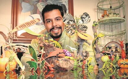 Profesor crea insectos artesanales con pétalos, cáscaras y huesos