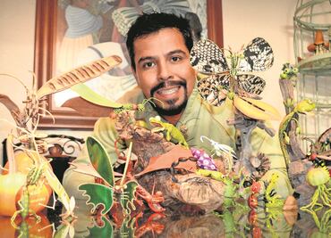 Profesor crea insectos artesanales con pétalos, cáscaras y huesos