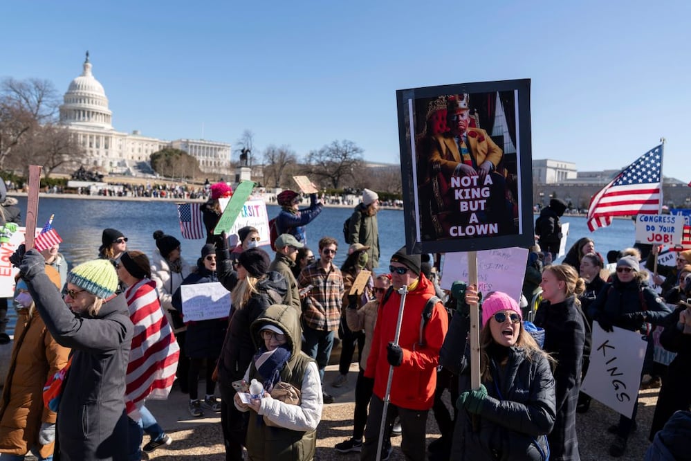 Manifestantes sostienen pancartas mientras se concentran durante la protesta "No Kings Day" en el Día de los Presidentes en Washington, en apoyo a los trabajadores federales y contra las recientes acciones del presidente Donald Trump y Elon Musk este 17 de febrero del 2025. FOTO: AP/Archivo