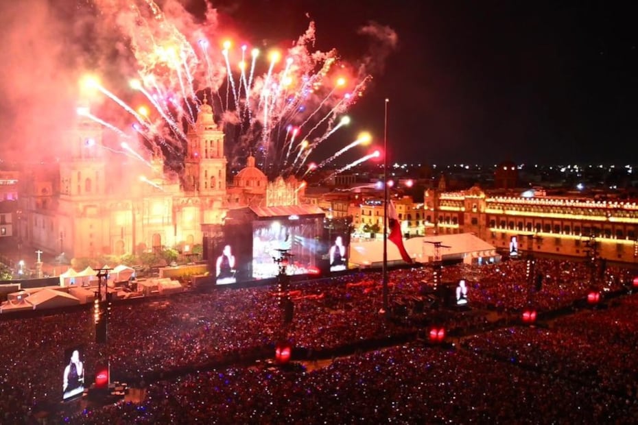 El Zócalo de la Ciudad de México se transformó en una enorme sala de conciertos para recibir a Andrea Bocelli y a miles de asistentes.  Foto: especial