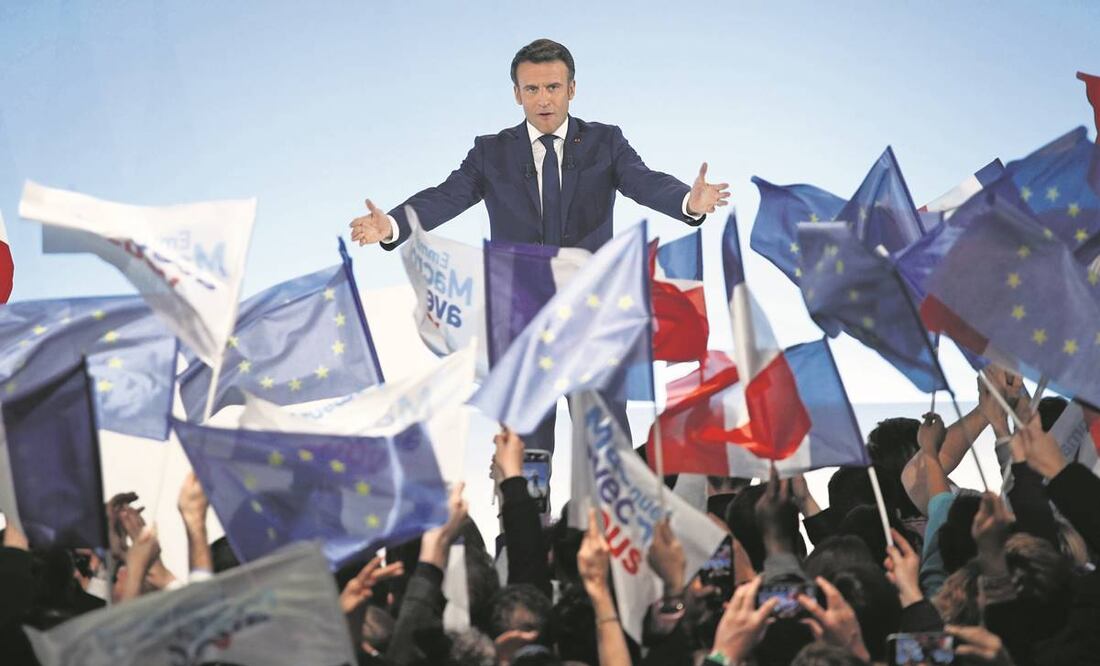 El presidente francés, Emmanuel Macron, celebró con sus simpatizantes los resultados de la primera vuelta electoral. Macron irá a balotaje con Marine Le Pen. Foto: EFE