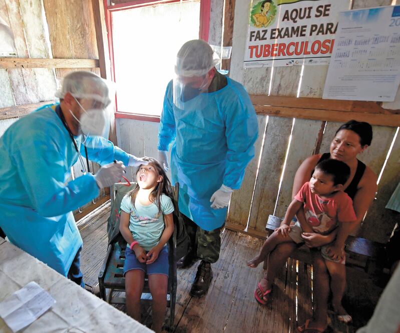 Médicos revisan a integrantes del grupo Mayoruna, en el Amazonas. Organismos multilaterales pronosticaron que, por el impacto socioeconómico ante el coronavirus, en las naciones latinoamericanas y caribeñas subirán los índices de pobreza, desempleo y sube
