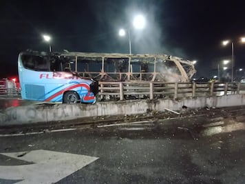 Autobús choca y se incendia por completo en Insurgentes Norte. Fotos y video