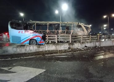 Autobús choca y se incendia por completo en Insurgentes Norte. Fotos y video