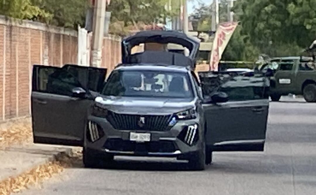 El vehículo de lujo Peugeot fue localizado en la colonia Emiliano Zapata en Culiacán, Sinaloa (24/04/2025). Foto: Especial