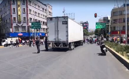 Polleros bloquean avenida Revolución esquina Viaducto; exigen a la alcaldía MH intervenir para no ser extorsionados