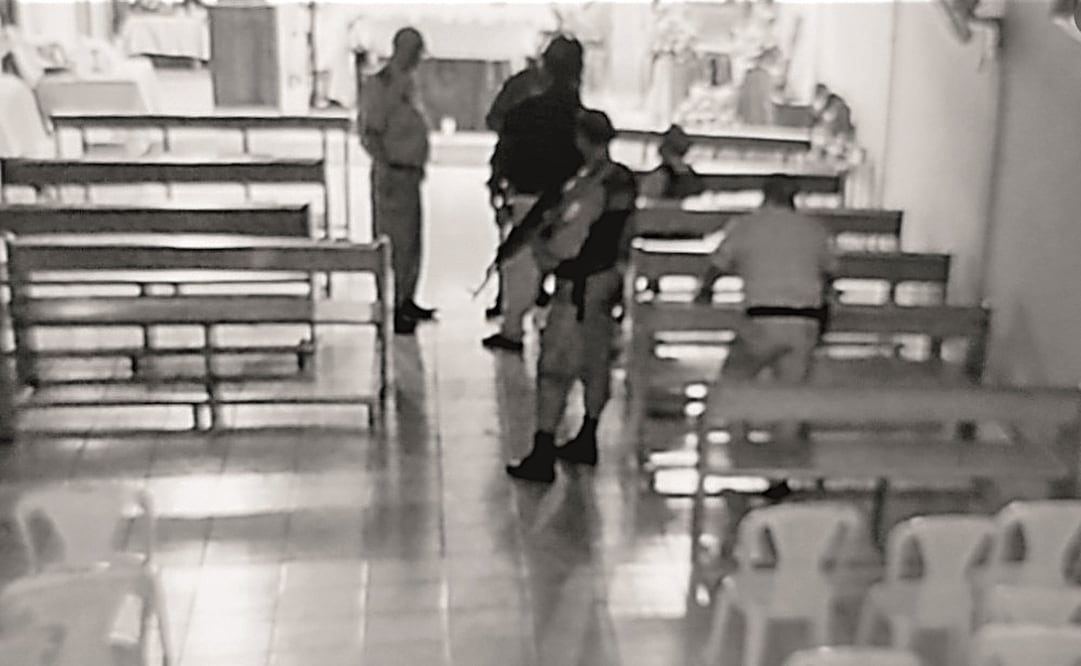 El sacerdote nicaragüense Uriel Vallejos distribuyó esta foto del operativo de policías en una capilla.