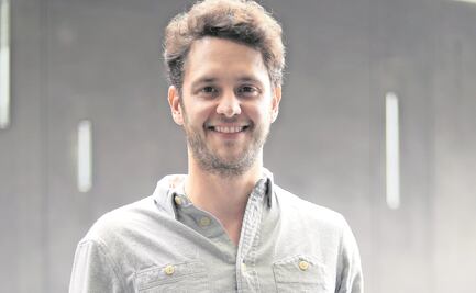 Christopher Von Uckermann se pone traje de superhéroe