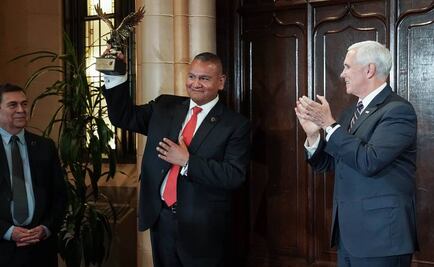 Premian a escolta de Pence, el primer hispano en llegar al cargo