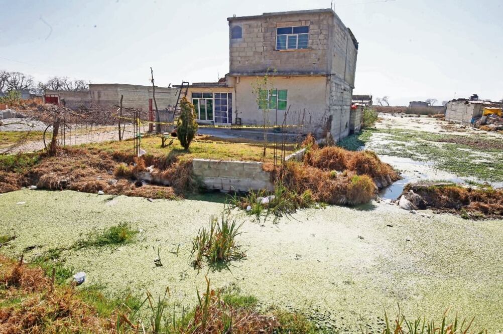 El temor de los habitantes de este poblado es la temporada de lluvias, pues el agua del Río Lerma se desborda y llega hasta sus viviendas, por ello hicieron zanjas en el perímetro de sus casas para protegerlas. (JORGE ALVARADO. EL UNIVERSAL)