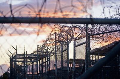 Gobierno de Trump planea detener a migrantes en bases militares de Indiana y Nueva Jersey; envía propuesta a congresos estatales