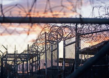 Gobierno de Trump planea detener a migrantes en bases militares de Indiana y Nueva Jersey; envía propuesta a congresos estatales