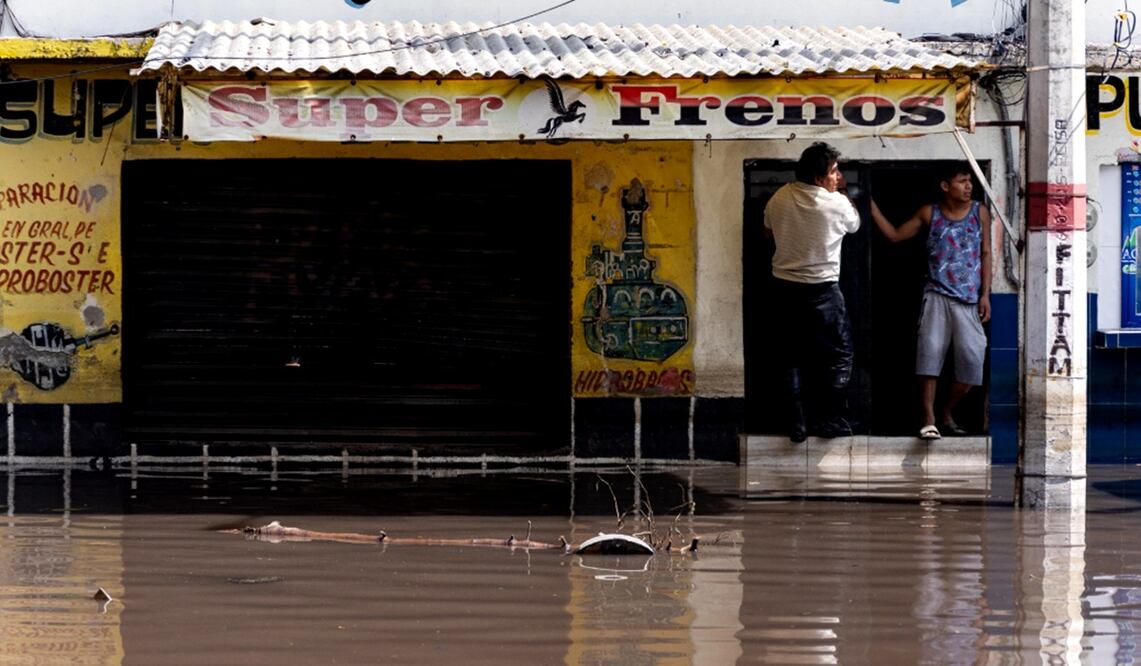 Calles de la colonia Vicente Villada, en Nezahualcóyotl, siguen bajo el agua a días de las intensas lluvias registradas en el Estado de México, el lunes 29 de septiembre de 2025. Foto Hugo Salvador /EL UNIVERSAL