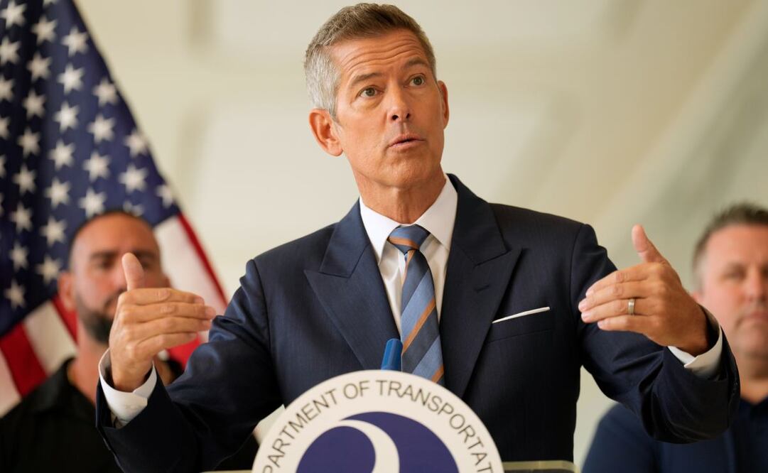 El secretario de Transporte de Estados Unidos, Sean Duffy, habla durante una conferencia de prensa en el aeropuerto LaGuardia de Nueva York, el martes 28 de octubre de 2025. Foto: AP