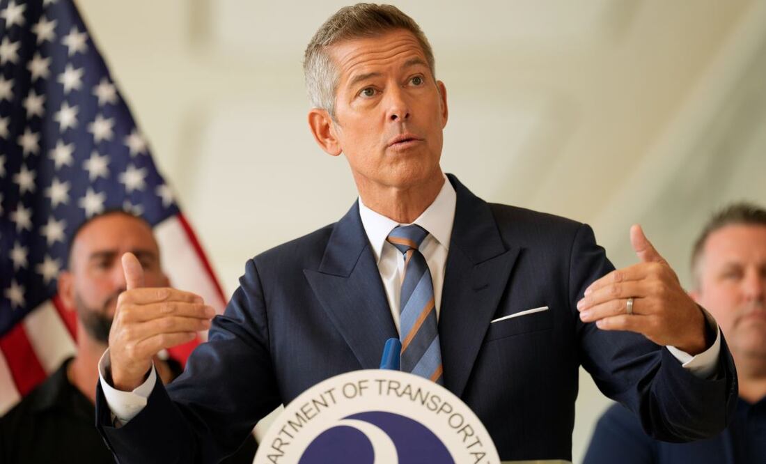 El secretario de Transporte de Estados Unidos, Sean Duffy, habla durante una conferencia de prensa en el aeropuerto LaGuardia de Nueva York, el martes 28 de octubre de 2025. Foto: AP
