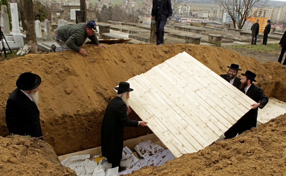 Rabinos de Inglaterra y EU preparan una tumba para enterrar los restos de docenas de judíos en Rumanía. Foto: REUTERS/Bogdan Cristel/Archivo