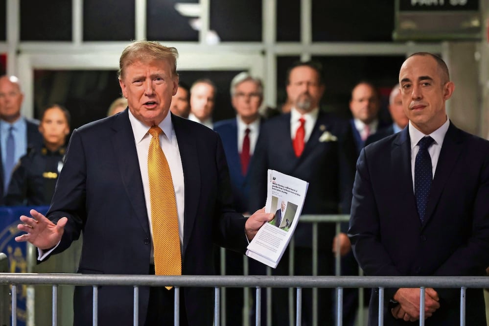 El expresidente estadounidense Donald Trump, ayer al dar un mensaje en el Tribunal Penal de Manhattan, en Nueva York, luego de la sesión por el juicio penal en su contra. Foto: de Michael M. Santiago. AP