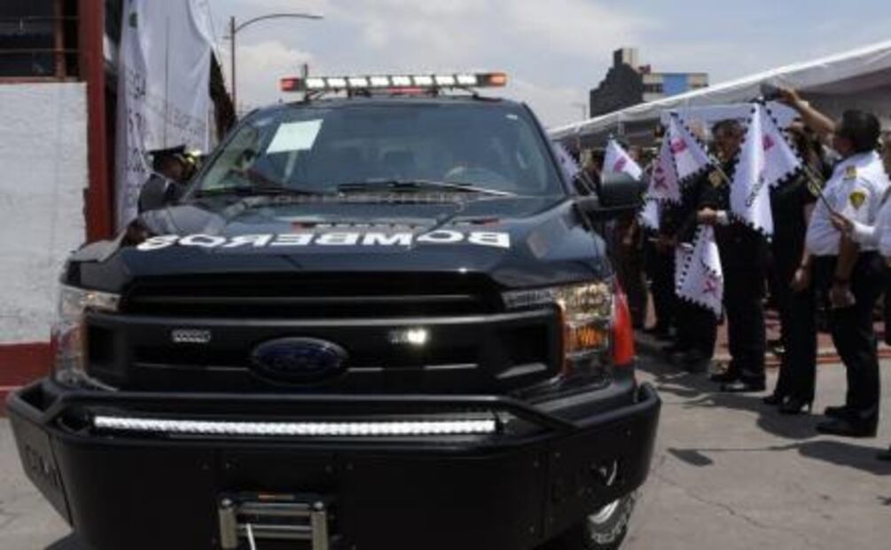 Amieva destaca labor de bomberos; promete mejoras