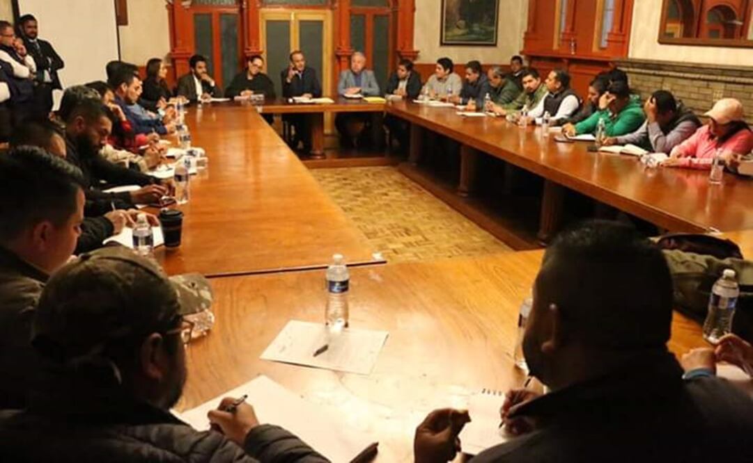 Mesa de negociación convocada por el gobierno de Michoacán y la federación, con la CNTE instalada durante la madrugada del viernes pasado (FOTO: ARCHIVO. EL UNIVERSAL)