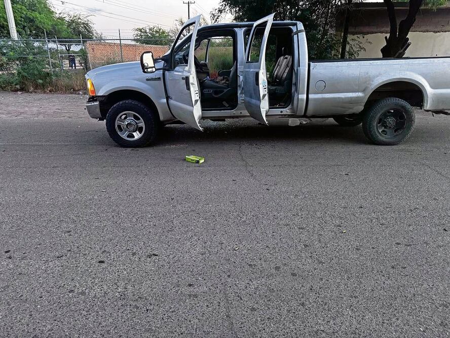 Elementos de seguridad localizaron dos hombres muerto, vehículos rafagueados y cargadores para arma tipo fusil en calles de Caborca. Fotos: ESPECIAL