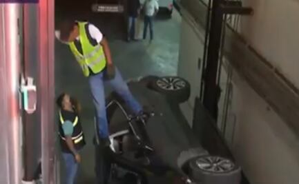 Cae camioneta con mujer dentro en estacionamiento de edificio en la Doctores