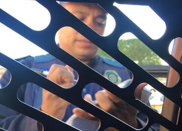 Denuncia Arne que fue "levantado" por policía