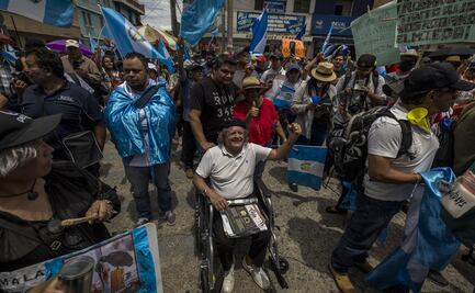 Guatemaltecos protestan ante Fiscalía por acciones en contra del presidente electo, Bernardo Arévalo