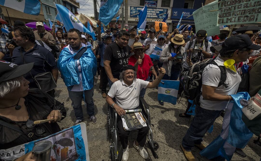 Manifestantes gritan consignas durante una protesta frente a la sede del Ministerio Público, en Ciudad de Guatemala. Foto: EFE