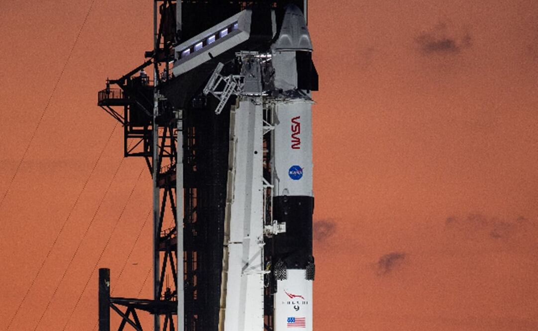 Fotografía cedida por la NASA donde se aprecia el cohete Falcon 9 de SpaceX con la nave espacial Dragon en la parte superior. Foto: EFE/Joel Kowsky/NASA, Archivo El Universal