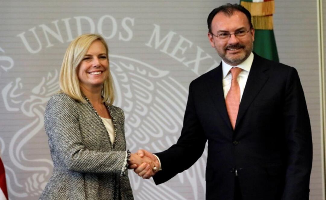 U.S. Homeland Security Secretary Kirstjen Nielsen shakes hands with Mexico's Foreign Minister Luis Videgaray after delivering a joint message in Mexico City – Photo: Henry Romero/Reuters