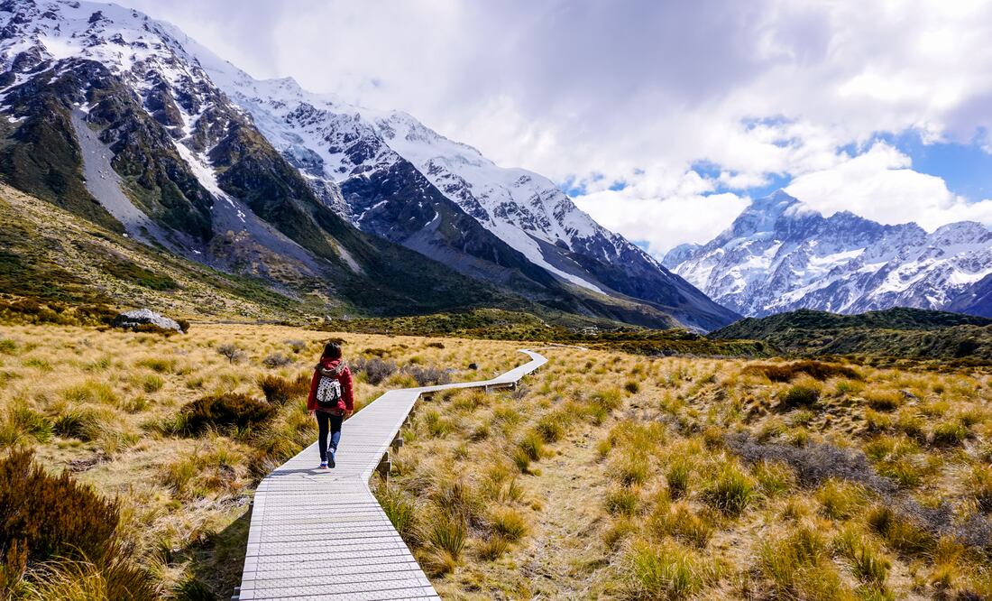 Hooker Valley en Nueva Zelanda, ideal para caminar solito y disfrutar del paisaje. (Foto: Istock)