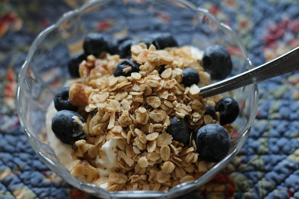 La granola es una mezcla de varios ingredientes como la avena y miel / Foto: Pixabay
