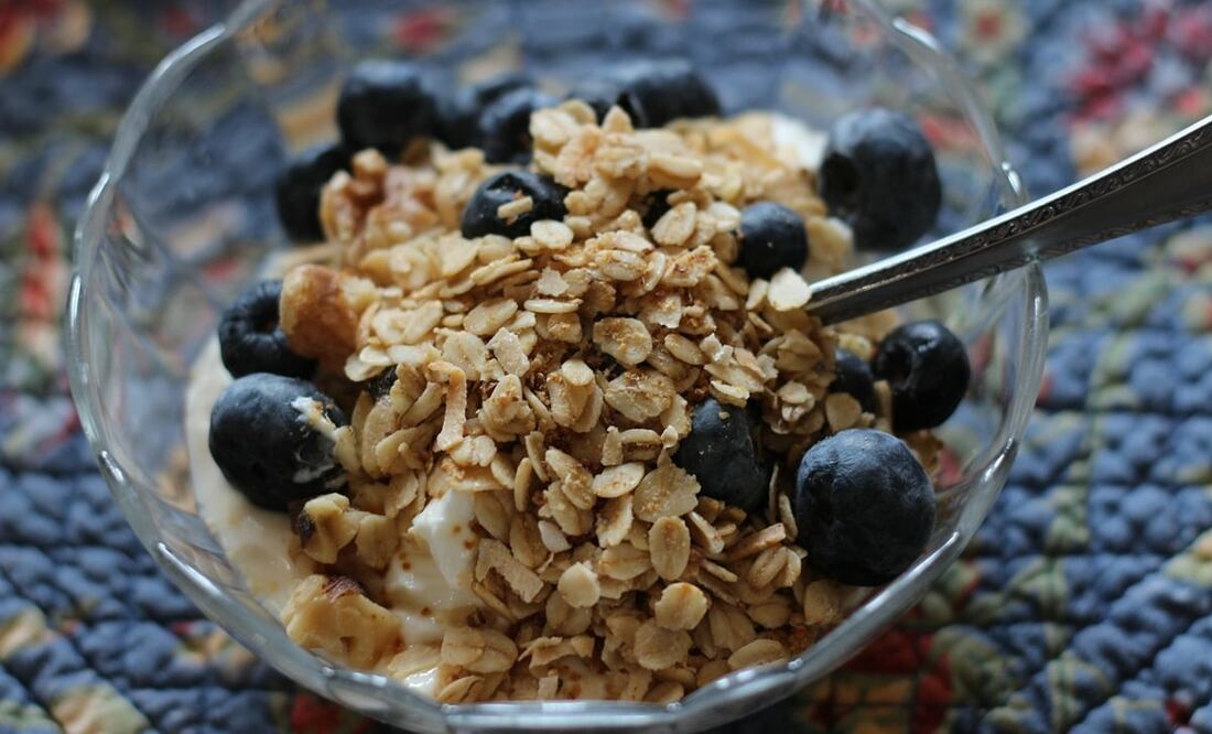 La granola es una mezcla de varios ingredientes como la avena y miel / Foto: Pixabay