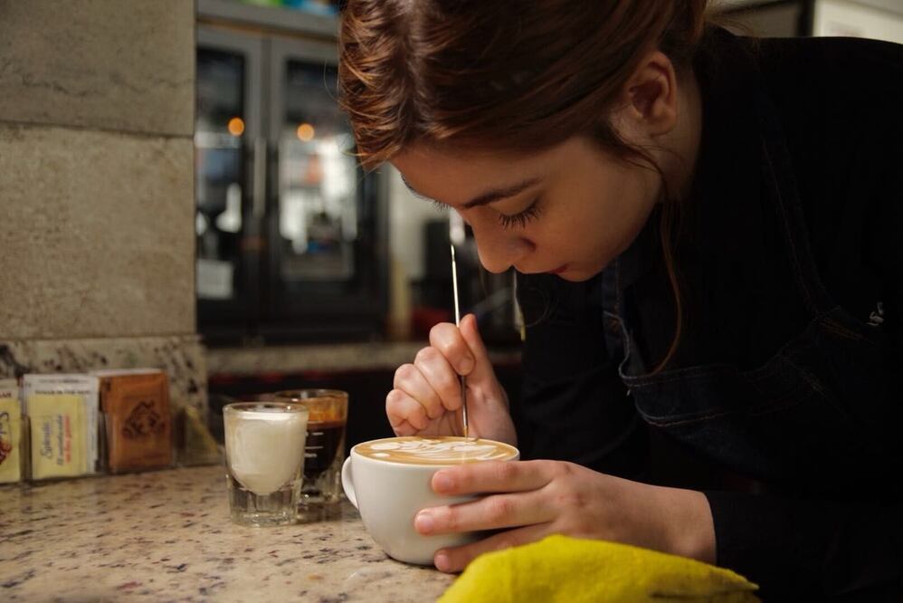 Alejandra Juárez, joven estudiante de Negocios Internacionales, ya domina figuras en café como corazones, tulipanes y la famosa roseta (Foto: Cortesía Alejandra Juárez) 
