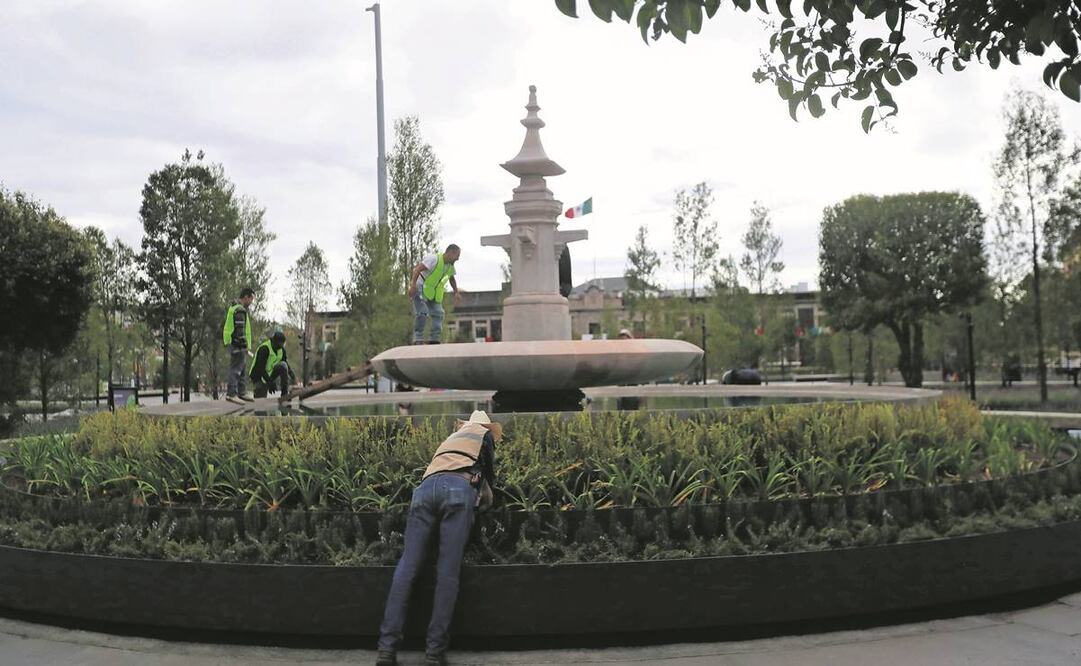 Entre las zonas arboladas en la plaza de los Mártires destacan las fuentes en funcionamiento y unas largas bancas de concreto en los accesos y salidas del lugar. Foto: Jorge Alvarado/ EL UNIVERSAL
