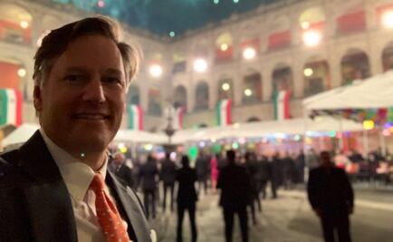 Embajador de EU en México acude a festejos patrios en Palacio Nacional