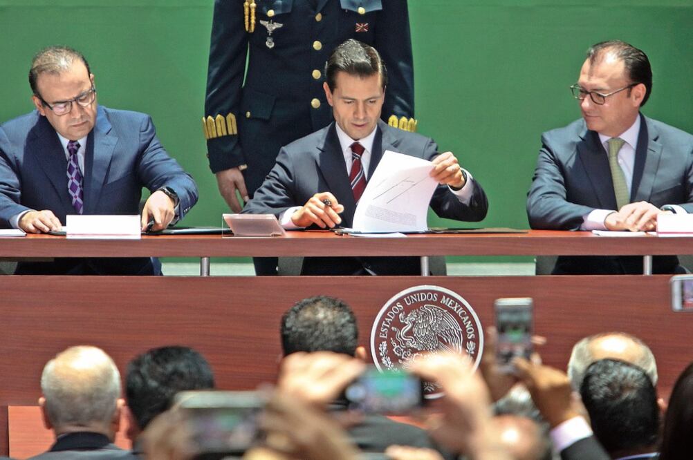 El presidente Enrique Peña Nieto en la firma de los Convenios para la Ejecución de Acciones en Materia de Formalización del Empleo, los cuales fueron suscritos con los gobiernos estatales, la STrabajo y el IMSS (LUCÍA GODÍNEZ. EL UNIVERSAL)