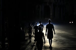 Cuba restablece la electricidad tras apagón total; la isla sufrió un tercer corte general de energía en menos de 10 días