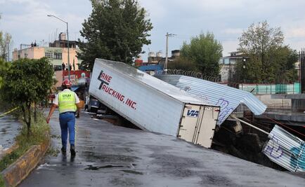 Socavón en Avenida Oceanía, por fractura en red de agua potable