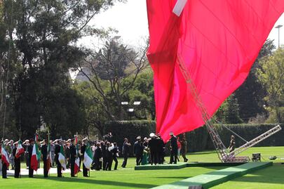 Sustituyen Bandera rasgada en Campo Marte
