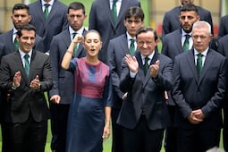 Sheinbaum entrega la bandera al Tri y les lanza un emotivo reto rumbo al Mundial 2026: “Que inspiren a millones”