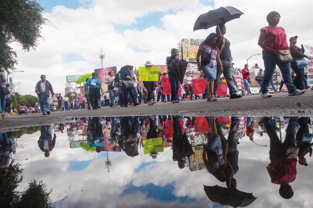 Las escuelas tendrán capacidad de decidir desde su horario de clases hasta el destino de su presupuesto. En la imagen, integrantes de la CNTE (CRISTOPHER ROGEL BLANQUET. EL UNIVERSAL)
