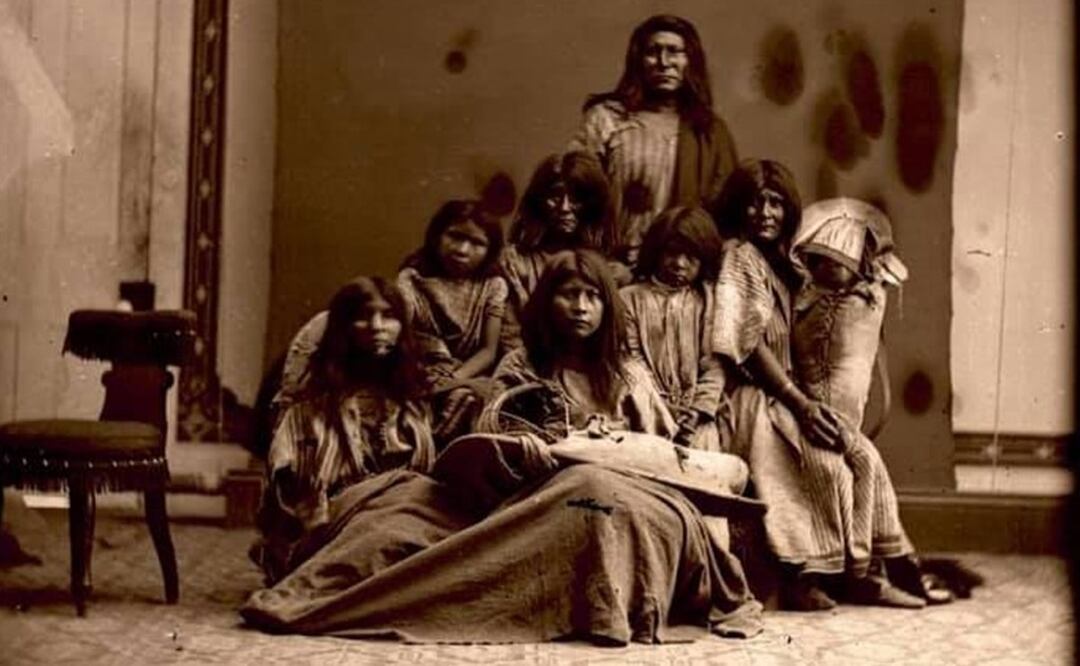 El líder Sagwitch junto a su esposa, Beowachee, y miembros de su familia. Foto: Cortesía: Brad Parry