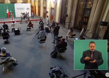 Me arrodillé para no tapar las cámaras, “no porque lo vea como un Dios”: reportero que se hincó en “mañanera”