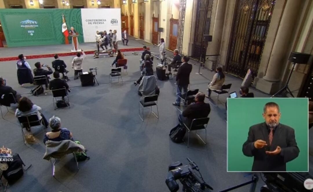 Me arrodillé para no tapar las cámaras, “no porque lo vea como un Dios”: reportero que se hincó en “mañanera”