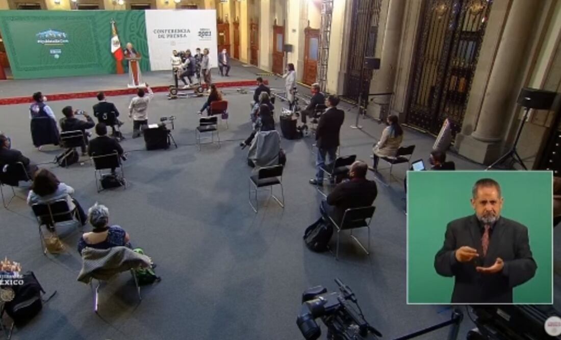 Me arrodillé para no tapar las cámaras, “no porque lo vea como un Dios”: reportero que se hincó en “mañanera”