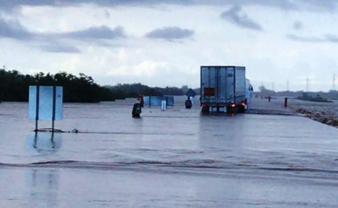 Cierre del tramo Guaymas-Obregón de la carretera Federal 15 por inundación (TOMADA DE TWITTER @PoliciaFedMx)